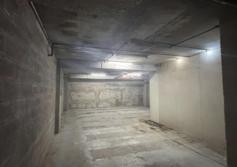 Industrial in Paris for lease - Building Photo - Image 3 of 5