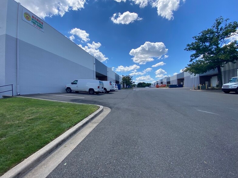 8335-8373 Ardwick Ardmore Rd, Landover, MD à louer - Photo du bâtiment - Image 1 de 5