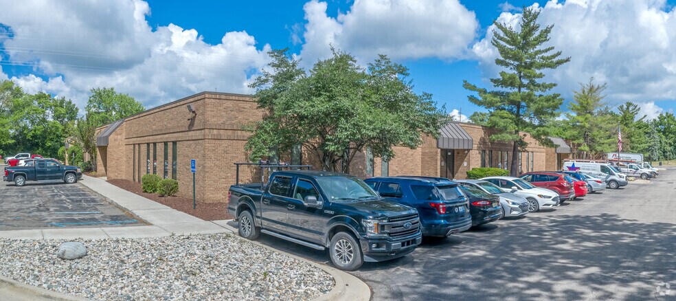1100 Eisenhower Pl, Ann Arbor, MI à louer - Photo du bâtiment - Image 2 de 5
