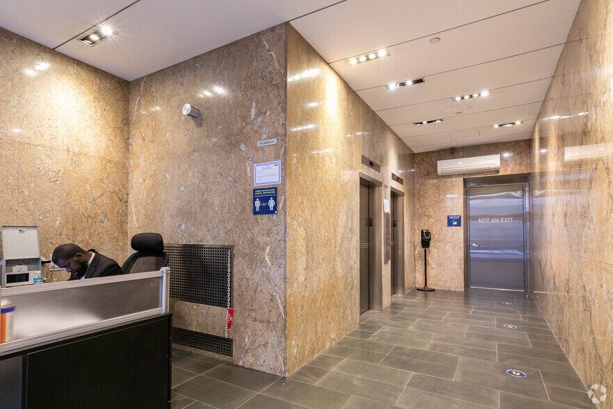 246 W 38th St, New York, NY à vendre - Hall d’entrée - Image 2 de 8
