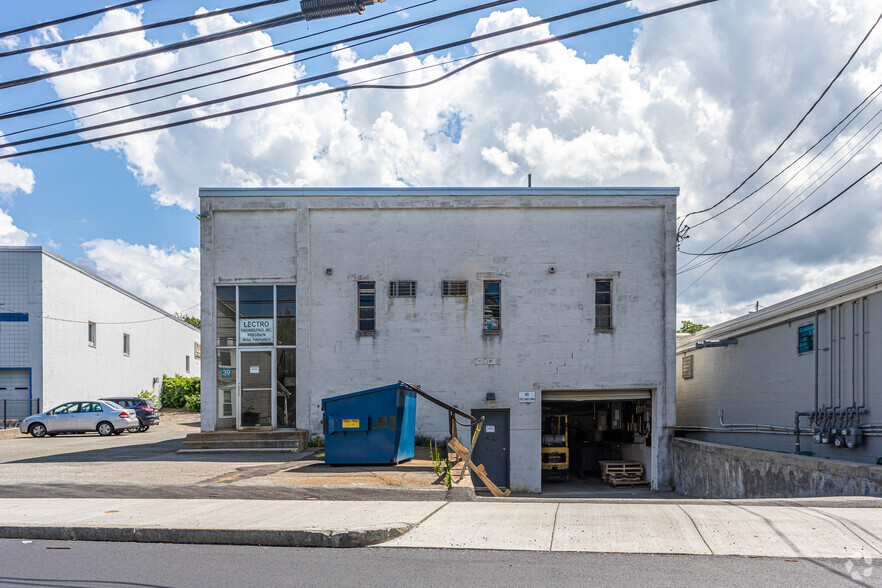 39 Calvary St, Waltham, MA à vendre - Photo principale - Image 1 de 1