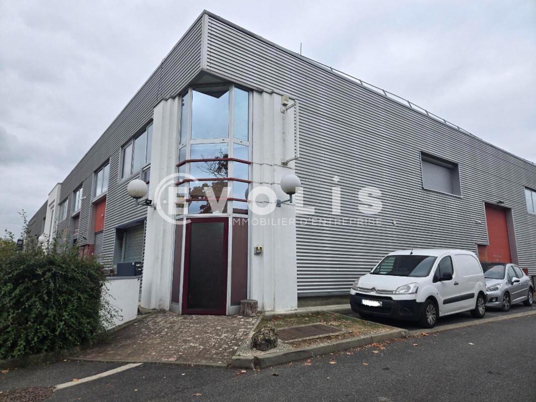 Office in Nozay for lease Building Photo- Image 1 of 9