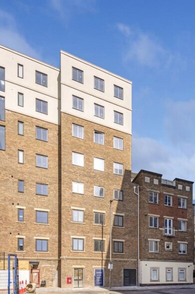 56 Chatfield Rd, Londres à vendre - Photo principale - Image 1 de 1