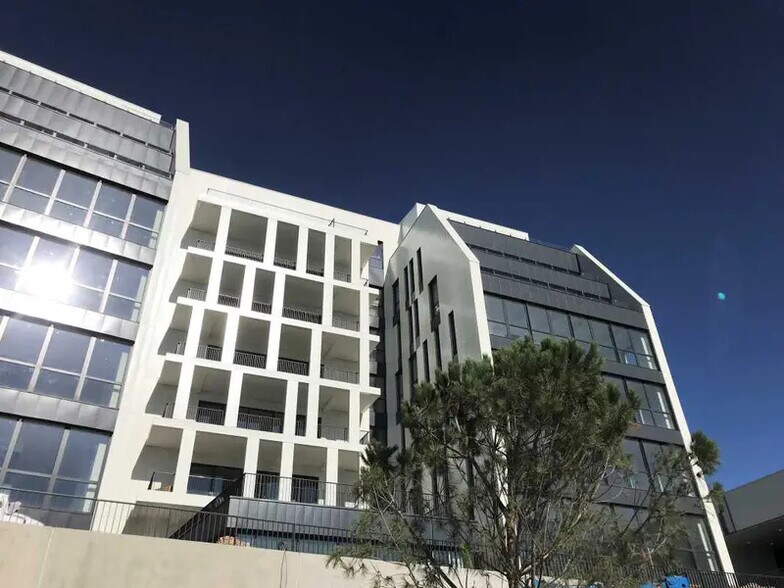 5 Rue Simone Veil, Vénissieux à vendre - Photo du bâtiment - Image 3 de 9