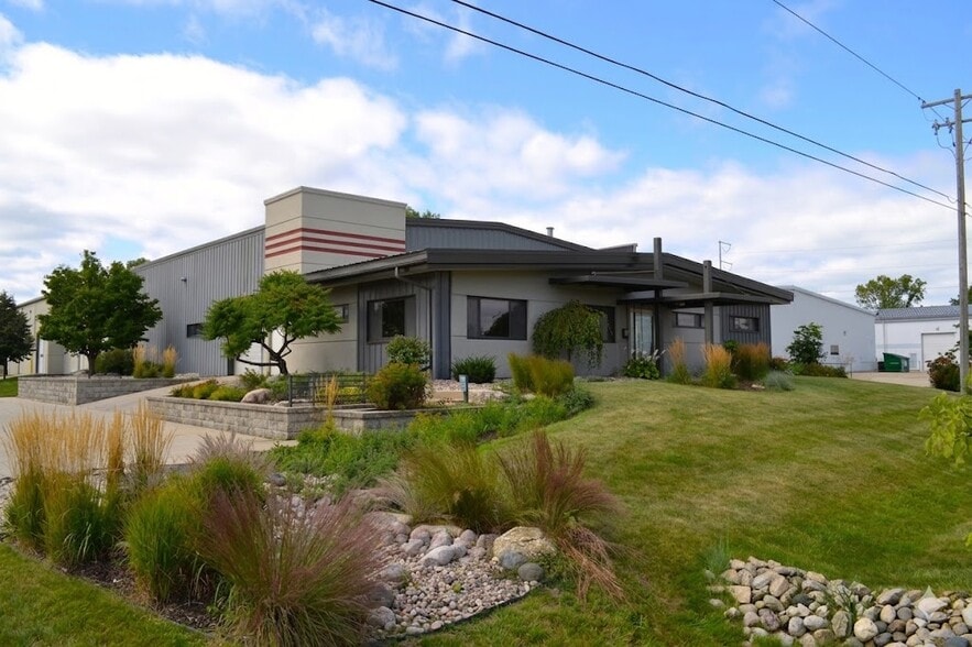 6915 Raywood Rd, Monona, WI for sale - Building Photo - Image 1 of 30