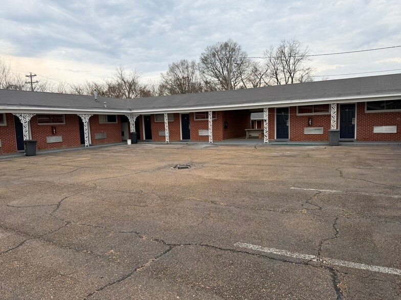 1869 S Church Ave, Louisville, MS for sale - Building Photo - Image 1 of 8