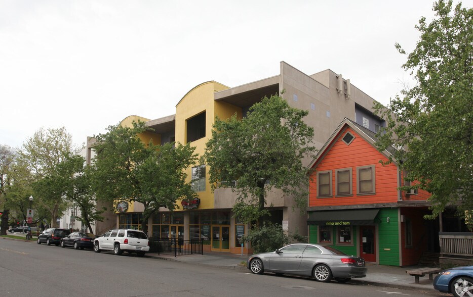 105 E St, Davis, CA à louer - Photo du bâtiment - Image 3 de 3