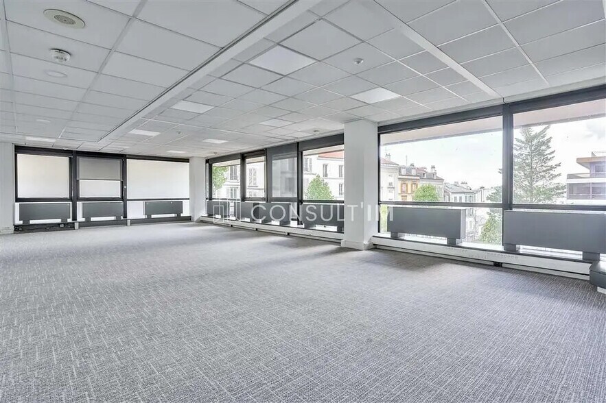 Office in Saint-Cloud for lease - Building Photo - Image 1 of 9