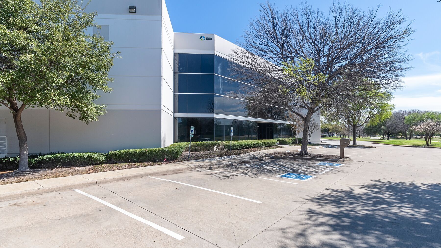 600 S Royal Ln, Coppell, TX à louer Photo du bâtiment- Image 1 de 3