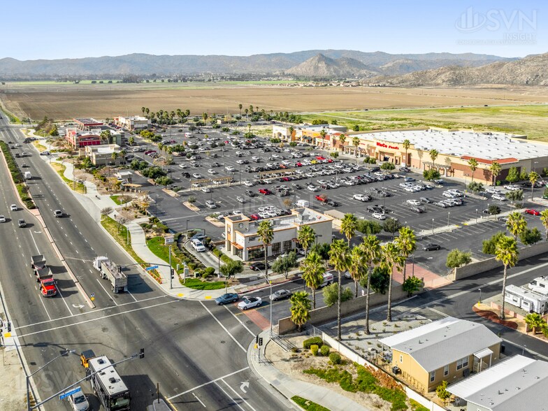 W Florida Ave, Hemet, CA à louer - Photo du bâtiment - Image 1 de 16