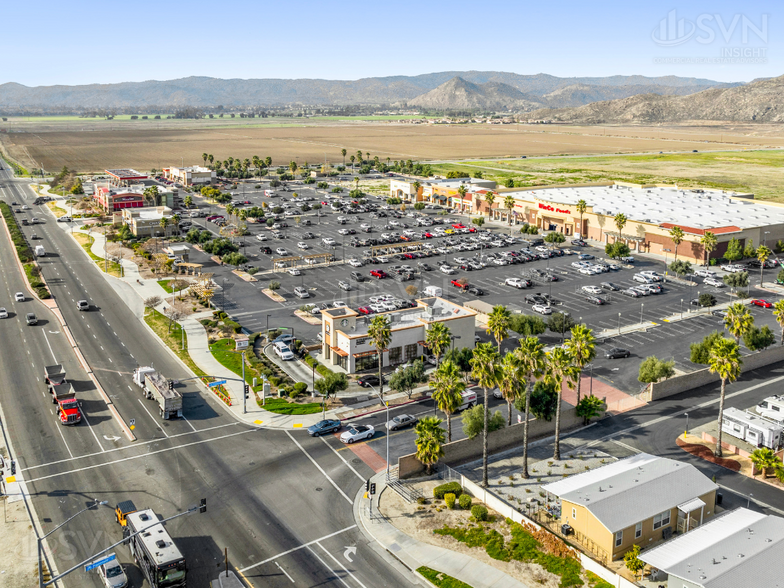 W Florida Ave, Hemet, CA à louer - Photo du bâtiment - Image 1 de 16