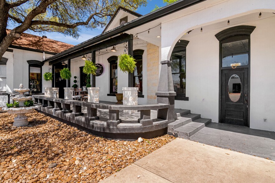 702 Front St, Comfort, TX à vendre - Photo du bâtiment - Image 2 de 48