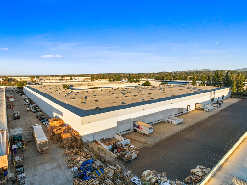 2100 E Valencia Dr, Fullerton, CA à louer - Photo du bâtiment - Image 1 de 8