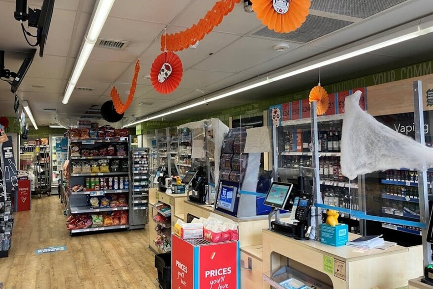 97 Farwig Ln, Bromley for lease - Interior Photo - Image 2 of 3