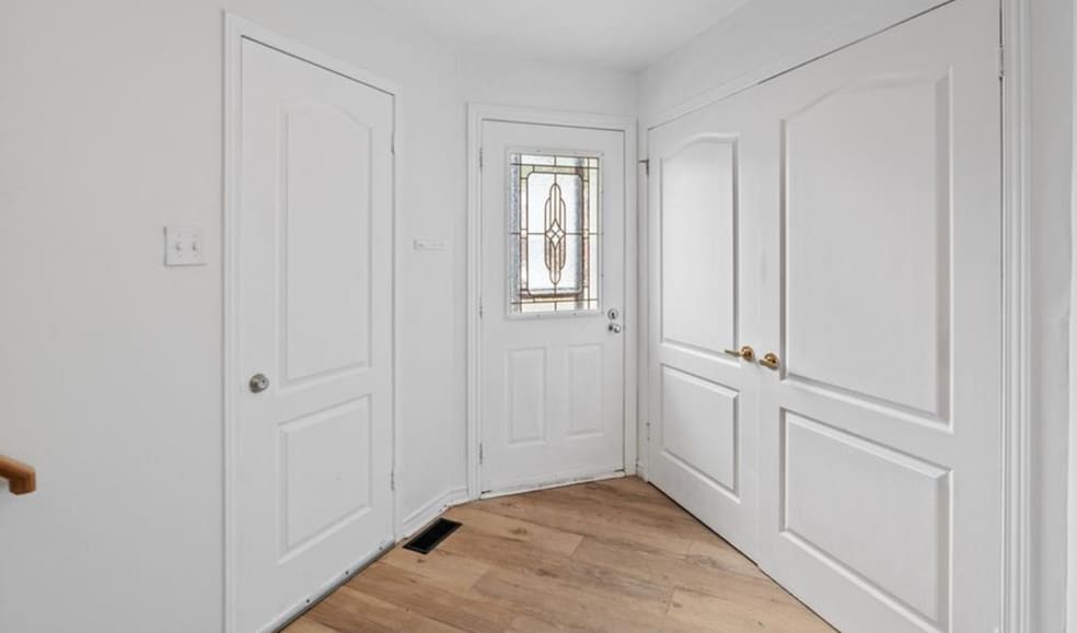 195 Main St, Lucan Biddulph, ON for sale - Interior Photo - Image 3 of 34