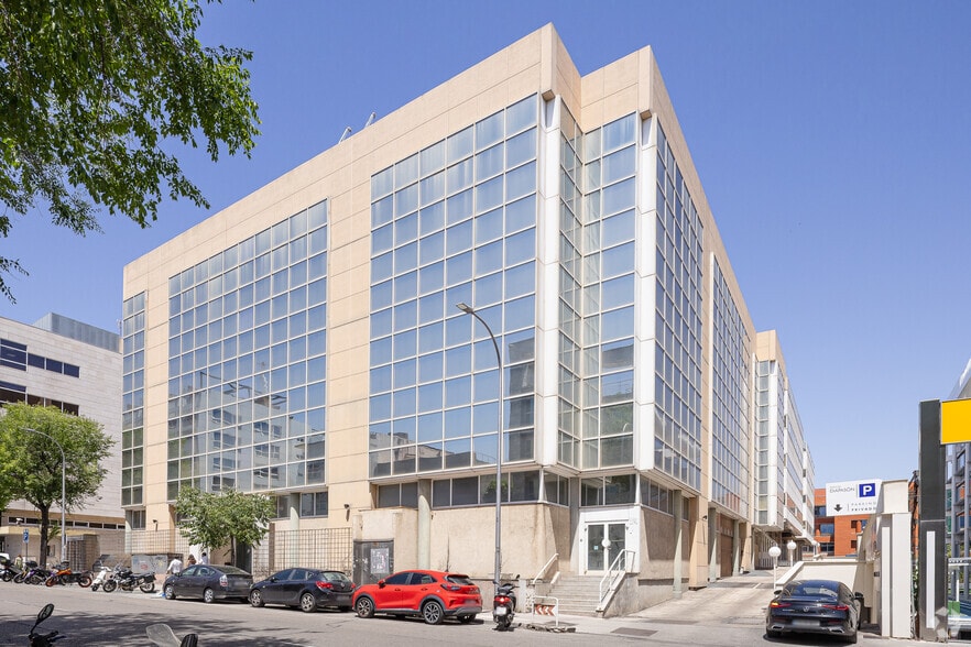 Calle de Julián Camarillo, 29B, Madrid, Madrid for sale - Building Photo - Image 2 of 3