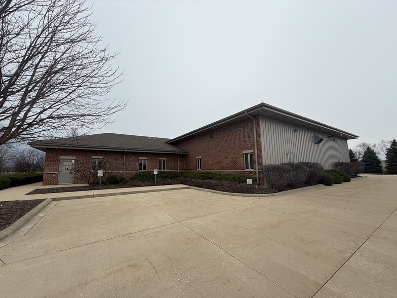 90 Templeton Dr, Oswego, IL for sale - Building Photo - Image 2 of 13