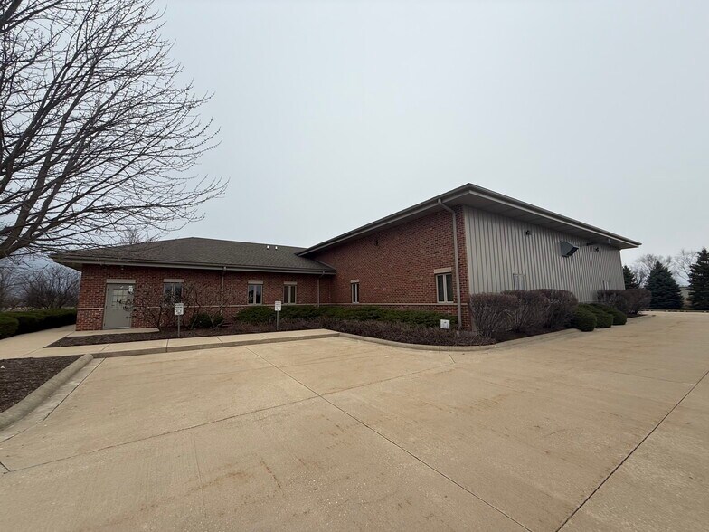 90 Templeton Dr, Oswego, IL à vendre - Photo du bâtiment - Image 2 de 13