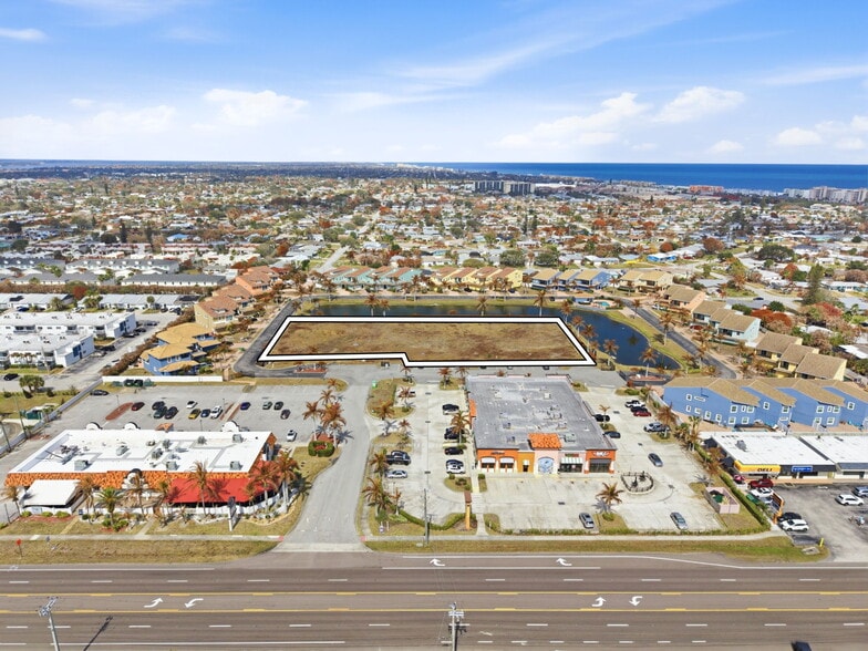 201 Mediterranean Way, Indian Harbour Beach, FL à vendre - Photo du bâtiment - Image 3 de 6