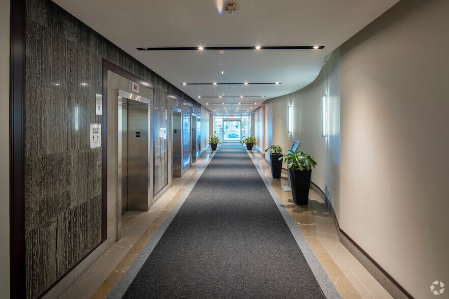 400 Applewood Cres, Vaughan, ON for lease - Lobby - Image 3 of 8