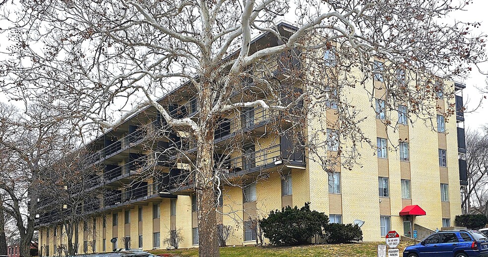 Capitol City Villas portfolio of 2 properties for sale on LoopNet.ca - Building Photo - Image 2 of 7