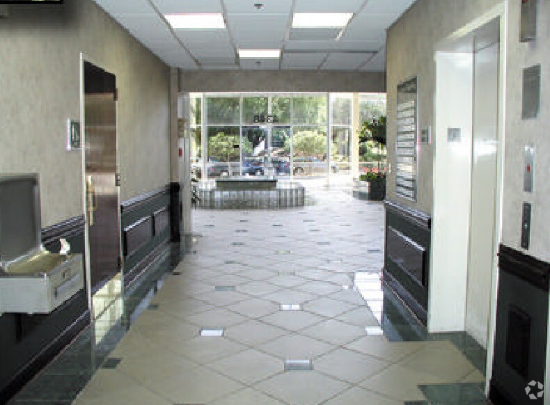 4348 Southpoint Blvd, Jacksonville, FL à louer - Hall d’entrée - Image 3 de 6