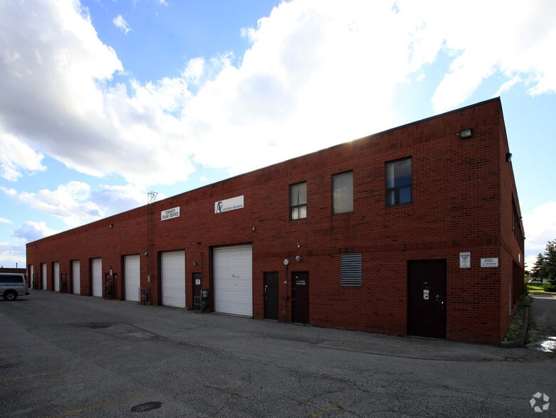 360-370 Deerhide Cres, Toronto, ON à louer - Photo du bâtiment - Image 2 de 3