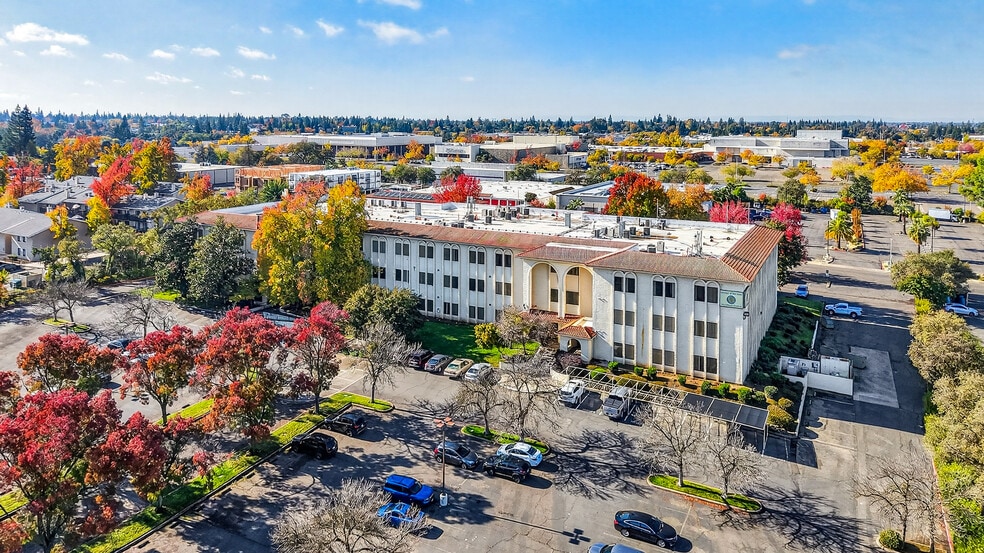 6060 Sunrise Vista Dr, Citrus Heights, CA à vendre - Photo du bâtiment - Image 2 de 21