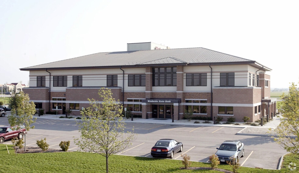 1227 Corporate Center Dr, Oconomowoc, WI à louer - Photo du bâtiment - Image 2 de 5