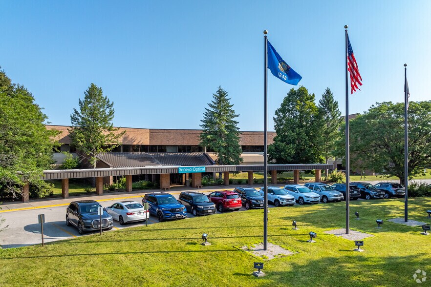 700 Pilgrim Way, Green Bay, WI à louer - Photo du bâtiment - Image 2 de 43