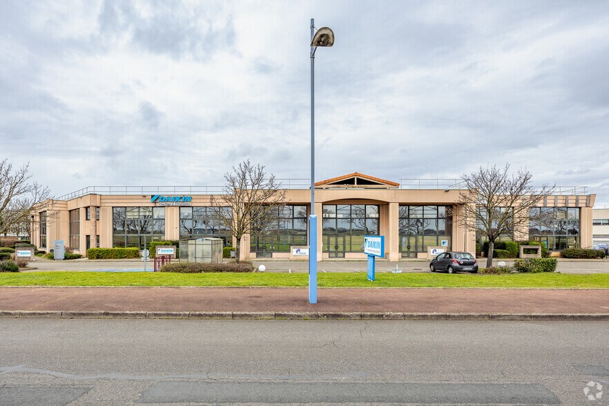 Office in Bron for lease - Primary Photo - Image 1 of 3