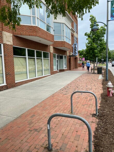 100 E Franklin St, Chapel Hill, NC à louer - Photo du bâtiment - Image 3 de 5