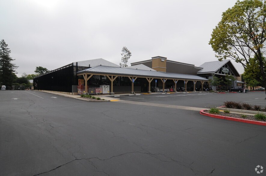 2230 Cleveland Ave, Santa Rosa, CA à louer - Photo du bâtiment - Image 2 de 5