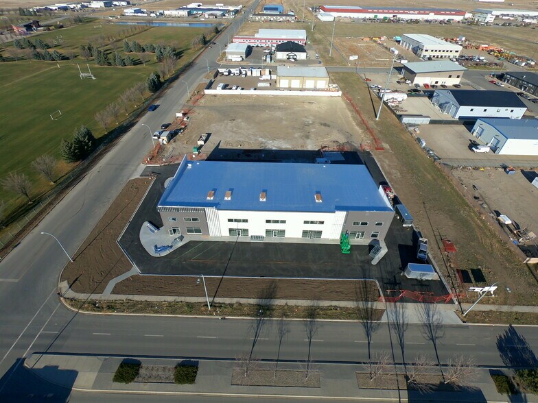 3233 30 St N, Lethbridge, AB à louer - Photo du bâtiment - Image 3 de 7