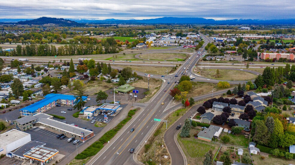 3225 Santiam Hwy SE, Albany, OR à louer - Photo du bâtiment - Image 3 de 4