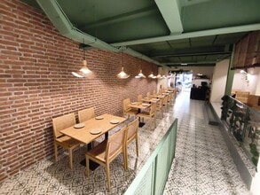 Retail in Barcelona, Barcelona for lease Interior Photo- Image 1 of 26