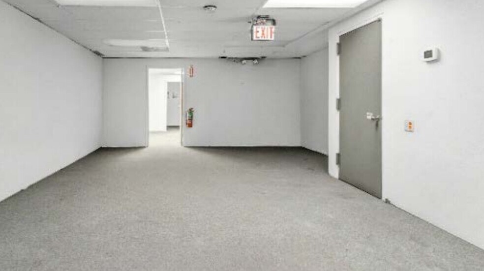 1171 Old Country Rd, Plainview, NY à louer - Photo intérieure - Image 2 de 4