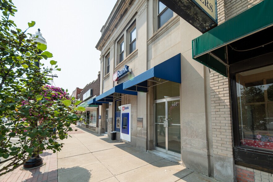 680 Broadway Ave, Bedford, OH à vendre - Photo du bâtiment - Image 3 de 7