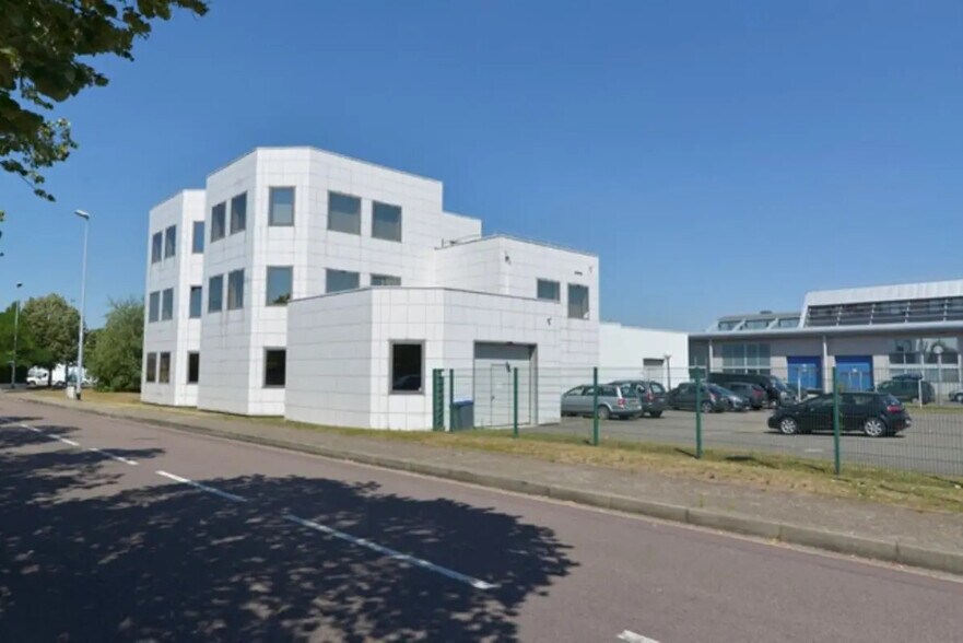 Office in Poissy for lease - Building Photo - Image 1 of 13