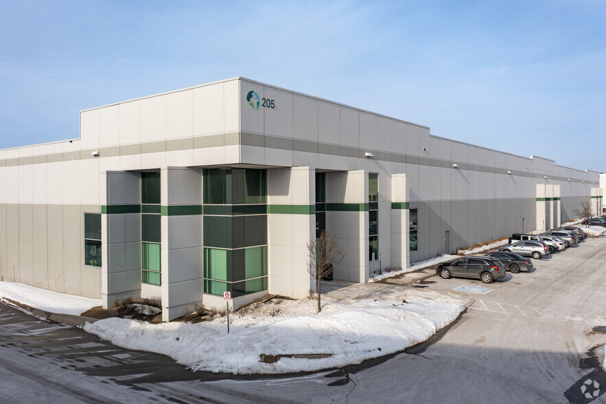 205 Courtneypark Dr W, Mississauga, ON for lease - Primary Photo - Image 1 of 4