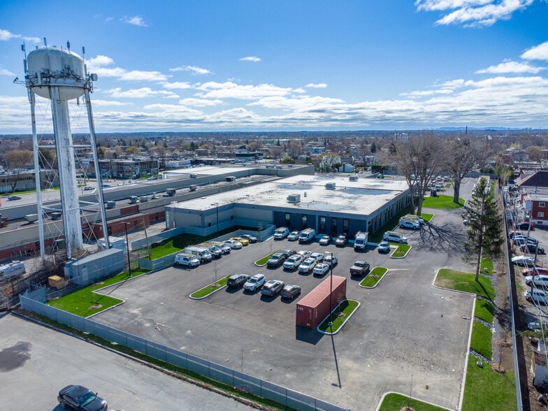 99 Boul Du Curé-Labelle, Sainte-therese, QC à louer - Photo du bâtiment - Image 2 de 4