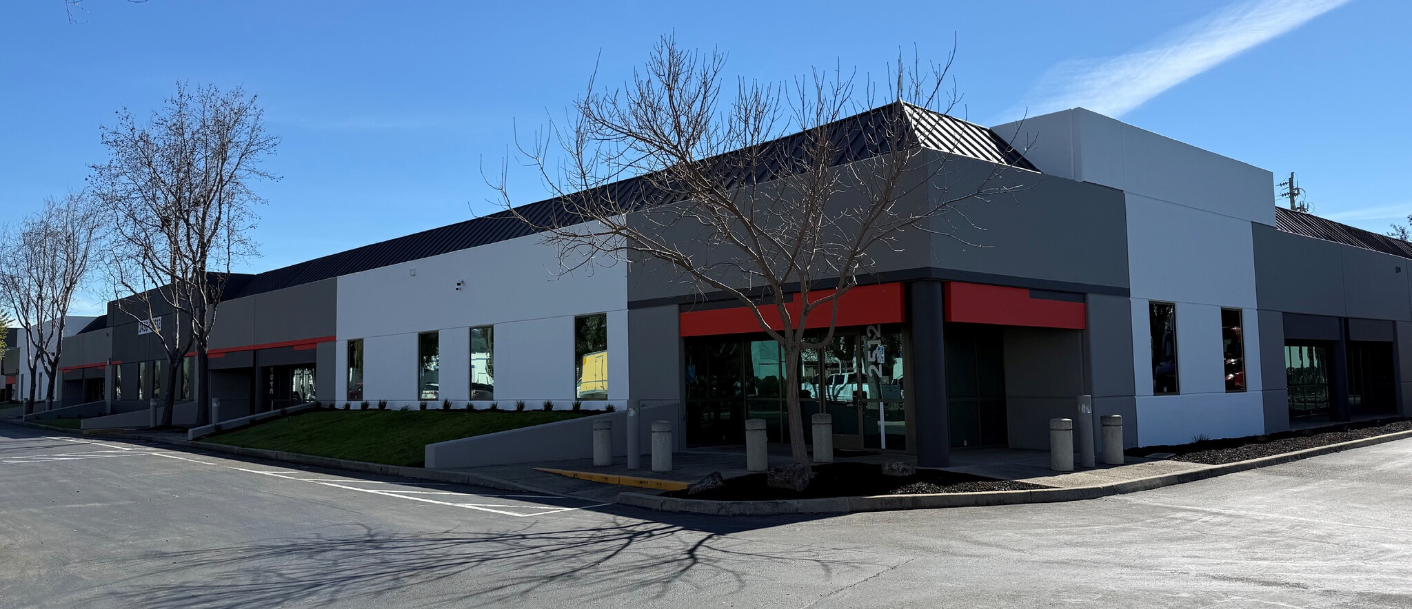 2286-2298 Tripaldi Way, Hayward, CA à louer Photo du bâtiment- Image 1 de 5