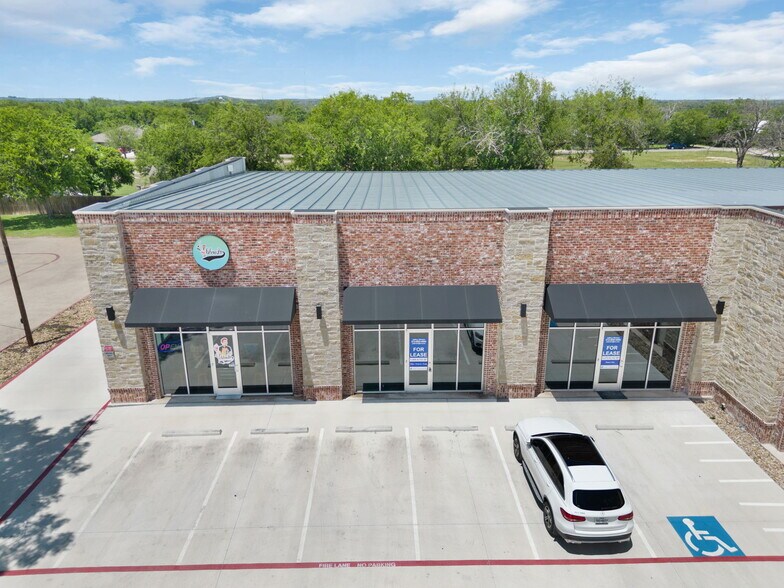 1009 E 4th St, Lampasas, TX à louer - Photo du bâtiment - Image 2 de 23