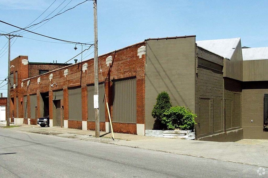 4201 Commerce Ave, Cleveland, OH à vendre - Photo du bâtiment - Image 2 de 8