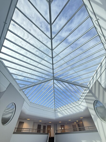 100 Larkspur Landing Cir, Larkspur, CA à louer - Photo du bâtiment - Image 2 de 7