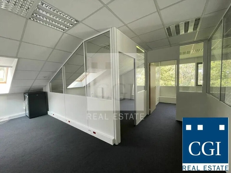 Office in Eybens for lease - Interior Photo - Image 2 of 5