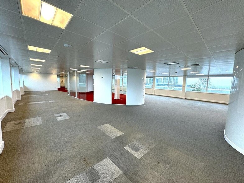 27 Great West Rd, Brentford for lease - Building Photo - Image 2 of 15