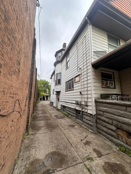 Value -Add 17 units with 24% Cap rate portfolio of 3 properties for sale on LoopNet.ca - Building Photo - Image 3 of 17