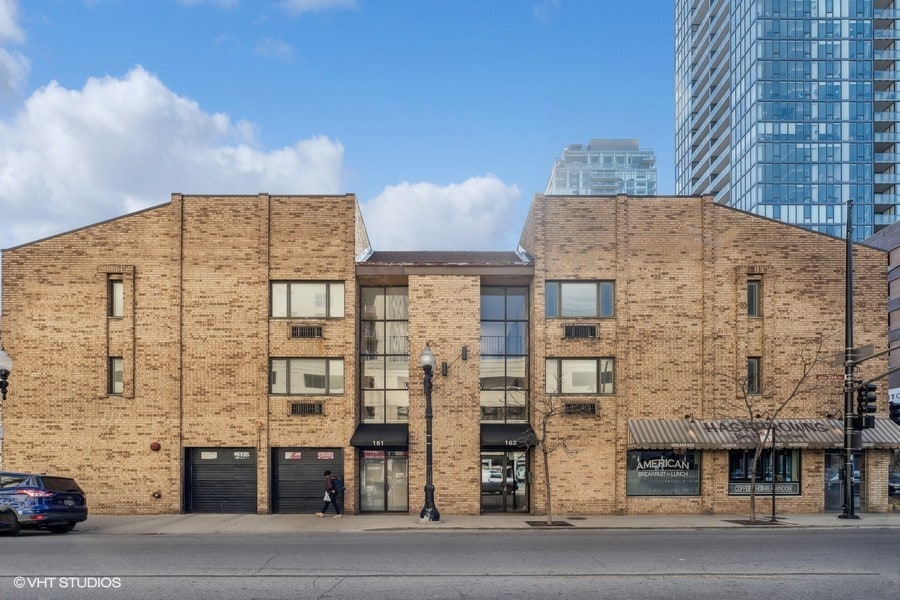 163 W. Division / 1143 N. Wells portefeuille de 3 propriétés à vendre sur LoopNet.ca Photo principale- Image 1 de 21