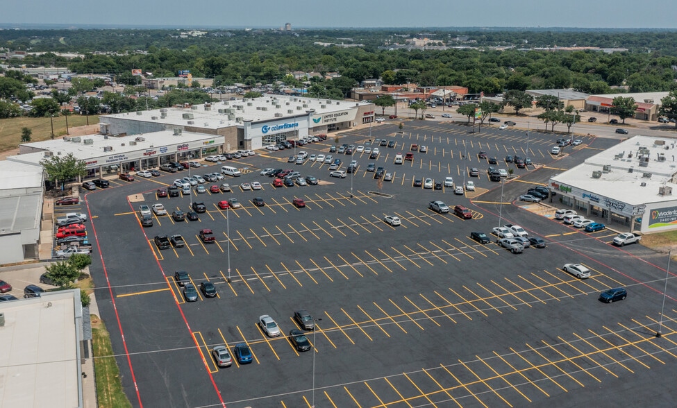 1050 N Westmoreland Rd, Dallas, TX for lease - Aerial - Image 3 of 12
